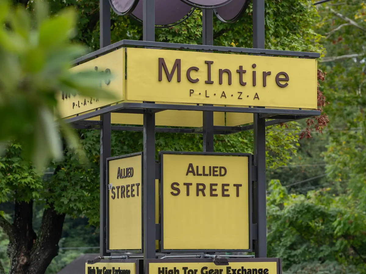 Panneau d'un centre commercial avec la liste des enseignes
