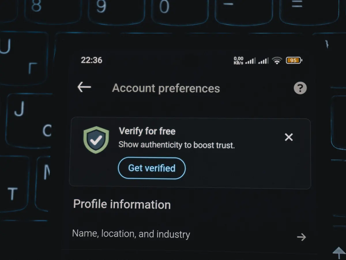 Écran de téléphone affichant un bouton « Get verified »