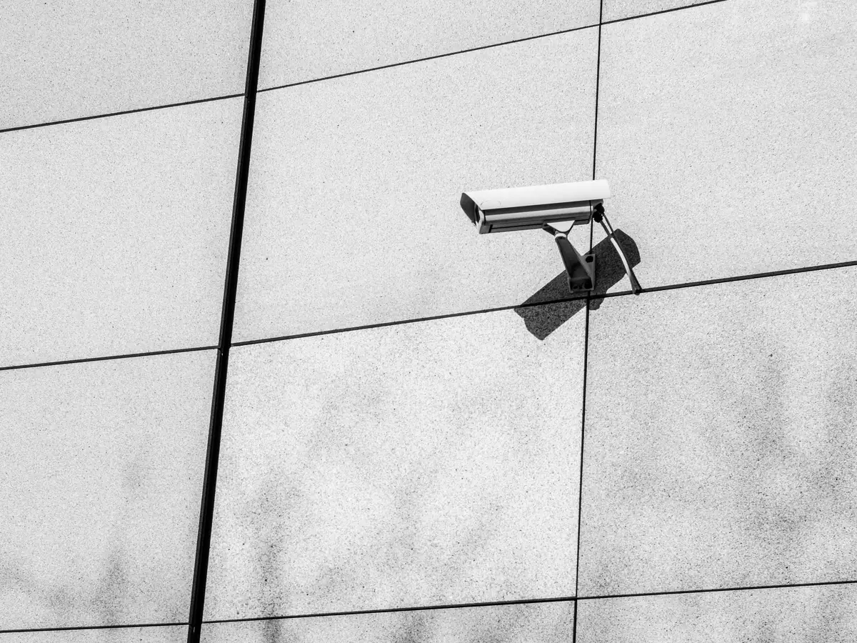 Caméra de surveillance sur un mur