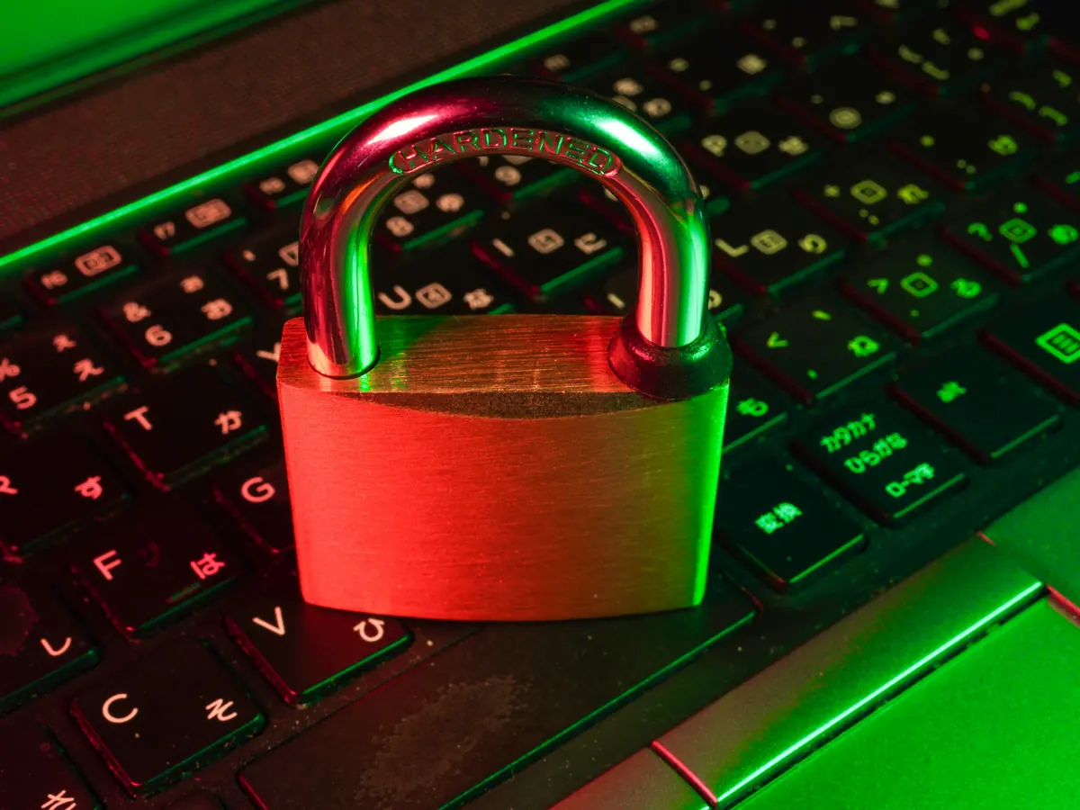 Cadenas posé sur un clavier d'ordinateur