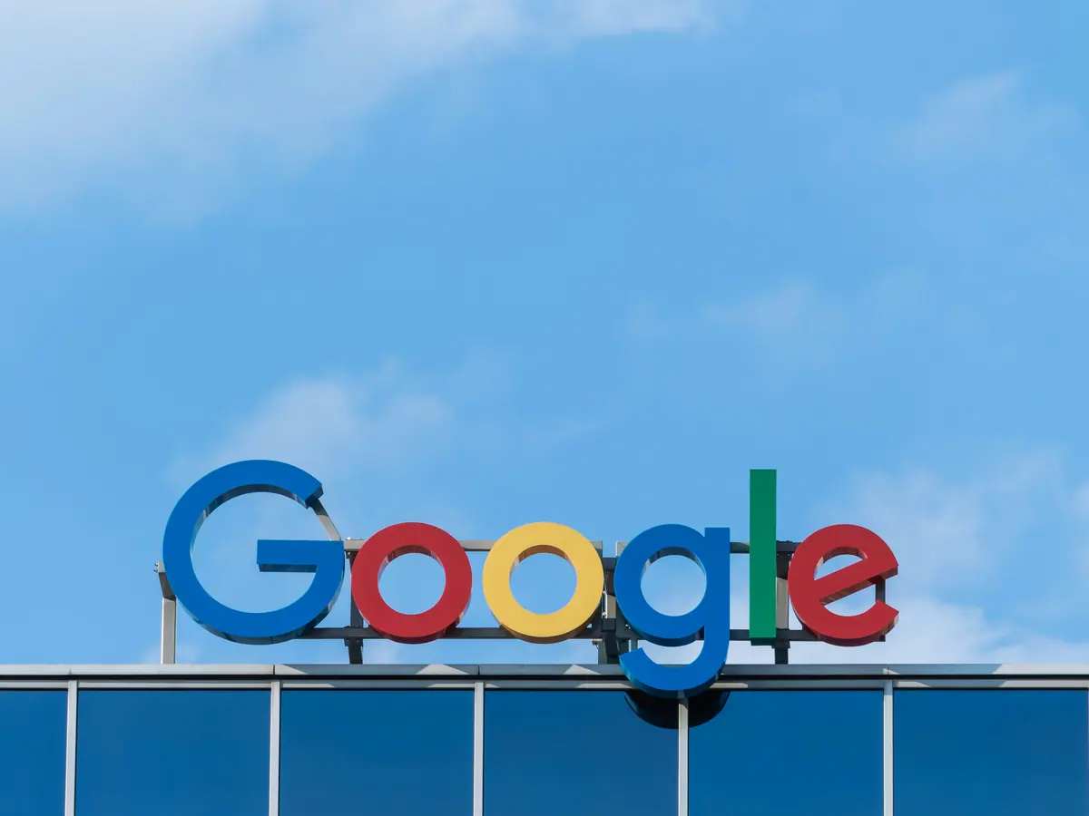 Enseigne Google sur le toit d'un immeuble