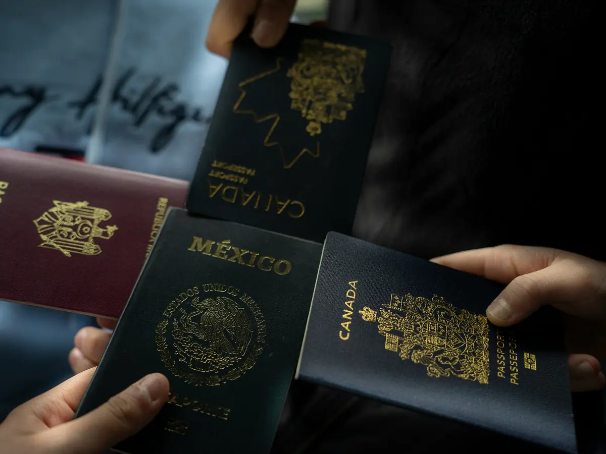 Plusieurs passeports tenus en main