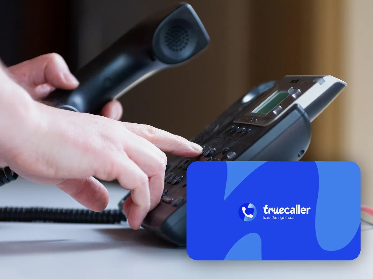 Smartphone affichant un appel entrant, à côté du logo Truecaller
